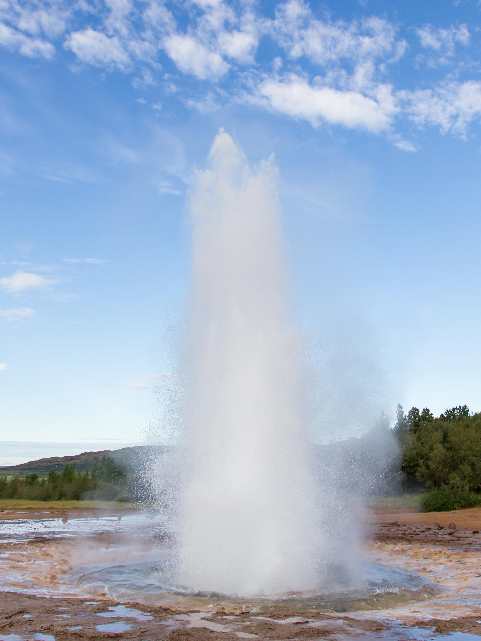 Le geyser de geysir projettant de l'eau brulante