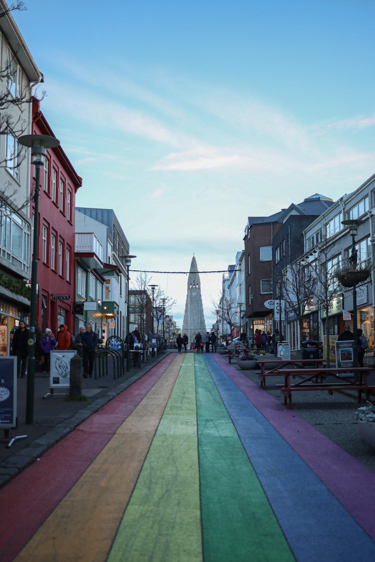 la rue principale du centre ville de reykjavik avec l'église