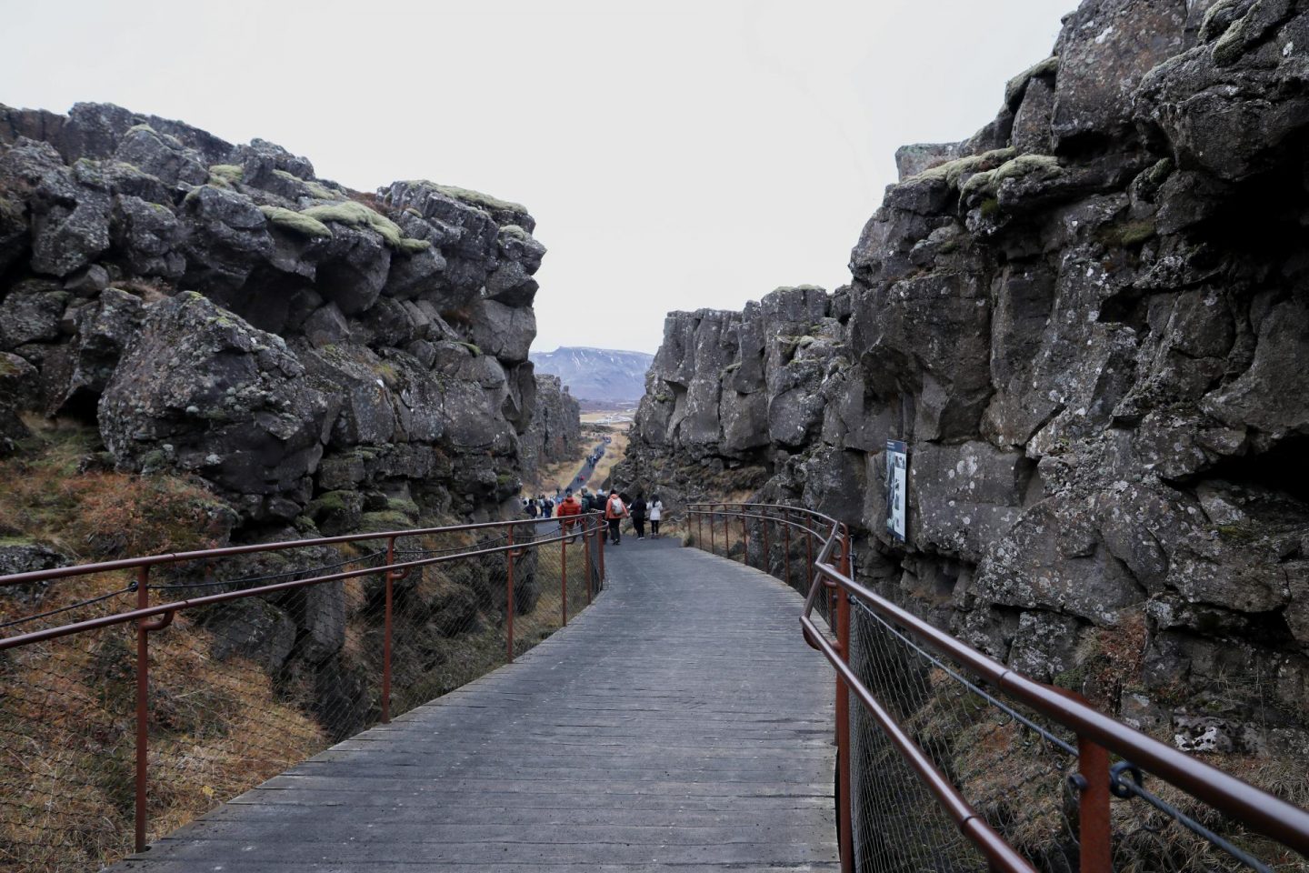 balade entre les deux plaques tectoniques dans le parc de thingvellir