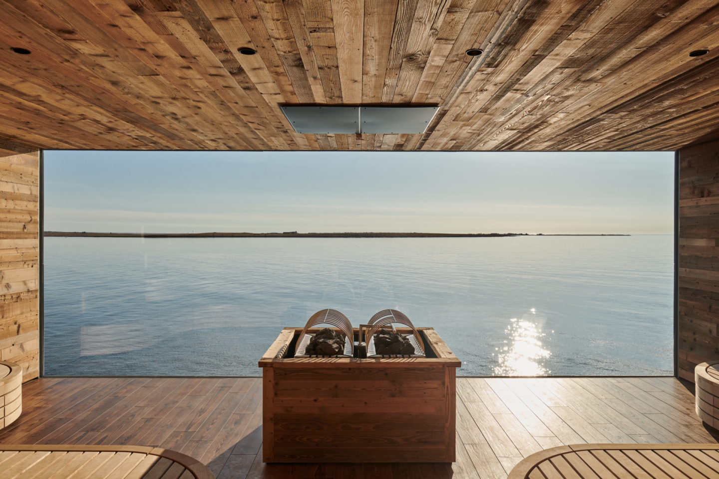 Le sauna du sky lagoon avec vue sur mer