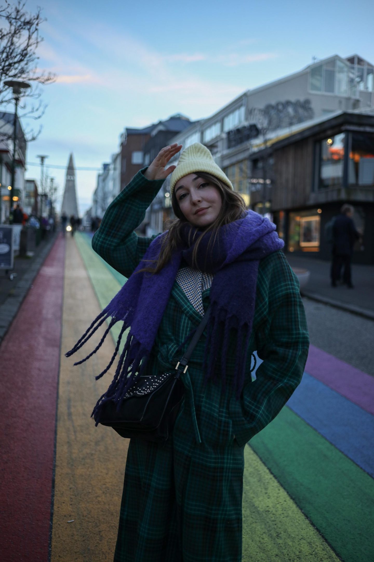 pose dans les rues de reykjavik