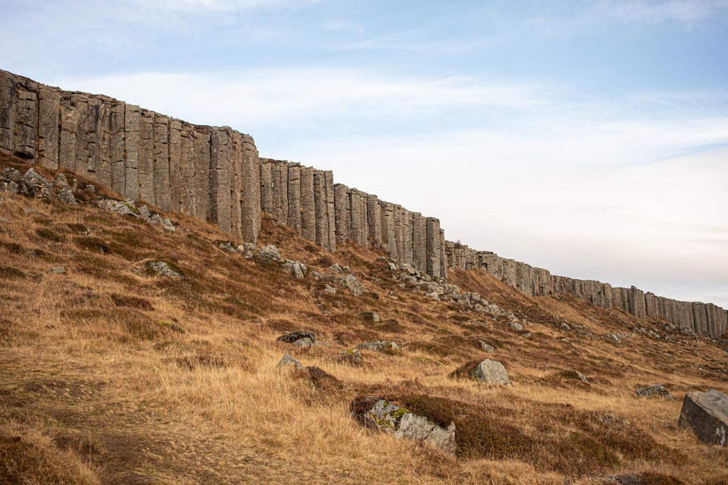 la falaise de basalte de Gerðuberg de la péninsule de Snaefellsnes