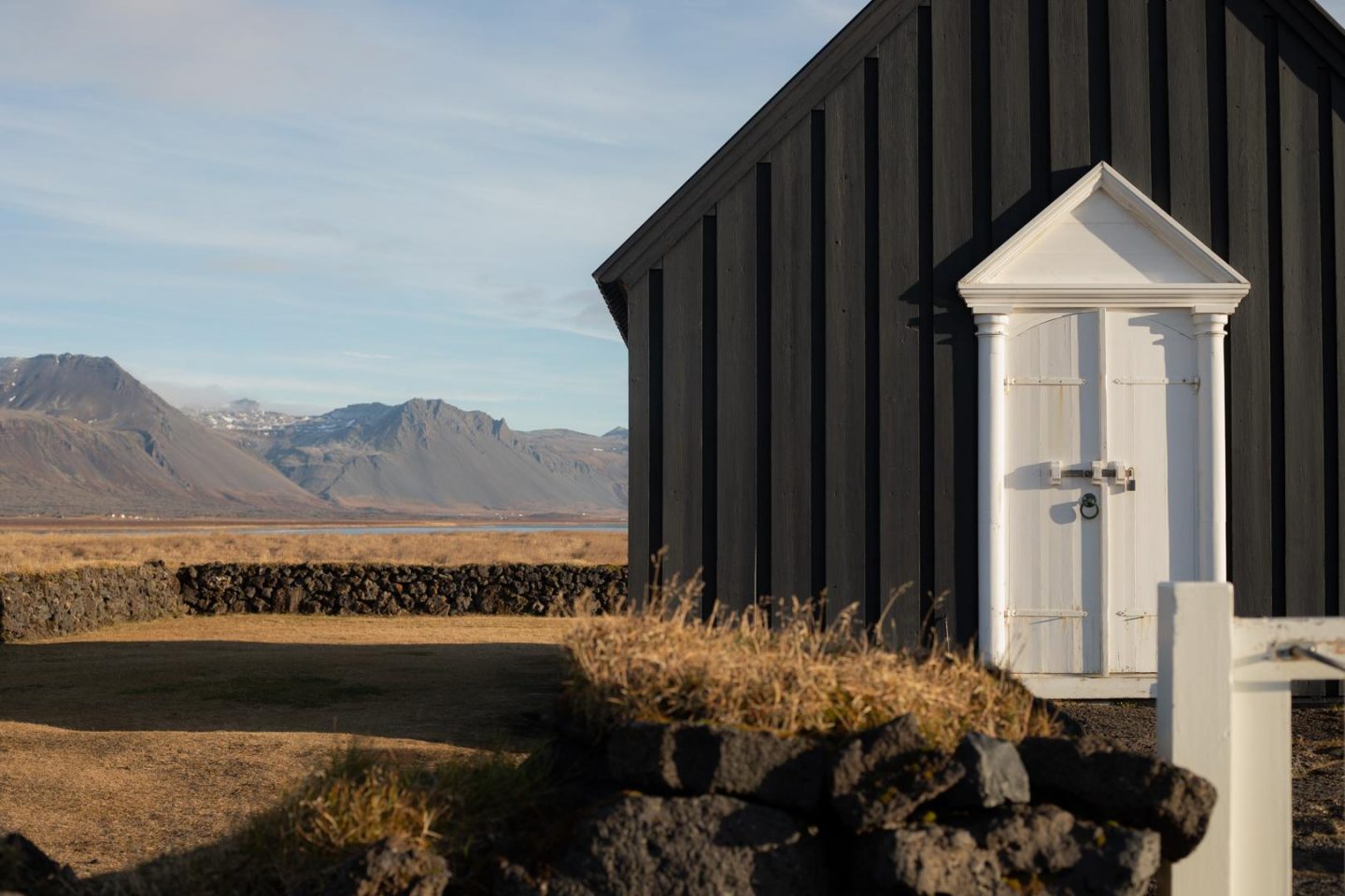 détails de l'église noir de Budir en islande