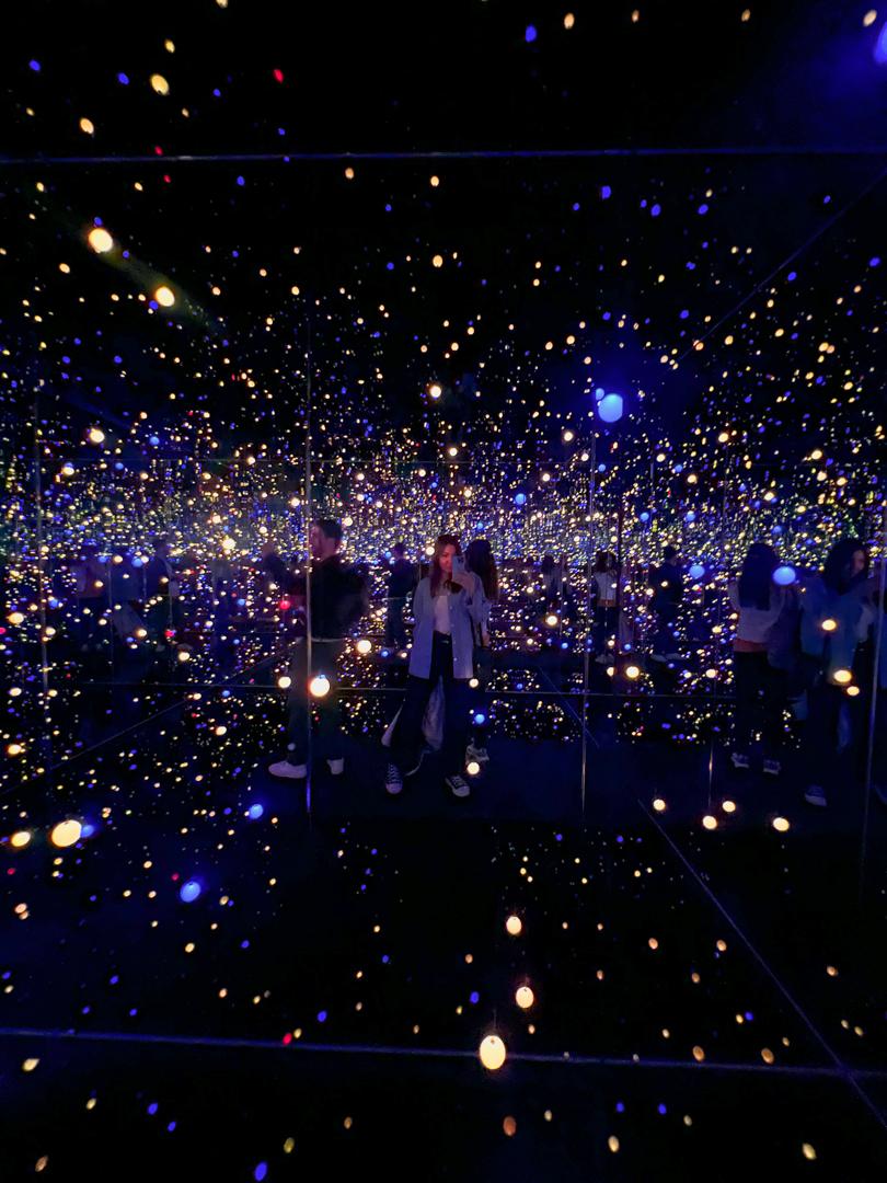 L'oeuvre d'art de Yayoi Kusama exposé au musée d'art moderne Louisiana à Copenhague