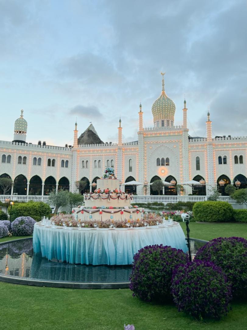 Nimb hôtel à copenhague au coeur du parc de Tivoli et ses jardins à la tombée de la nuit