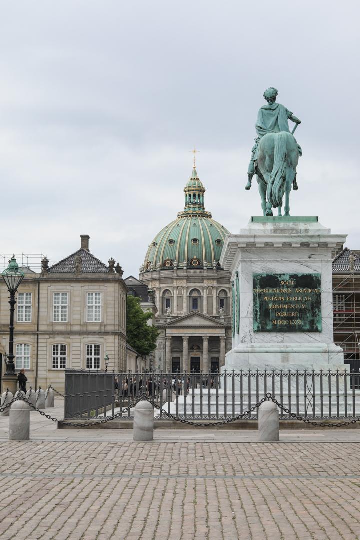 Place d'Amalienborg à Copenhague avec vue sur la Frederik's Church et la statue Frédéric V
