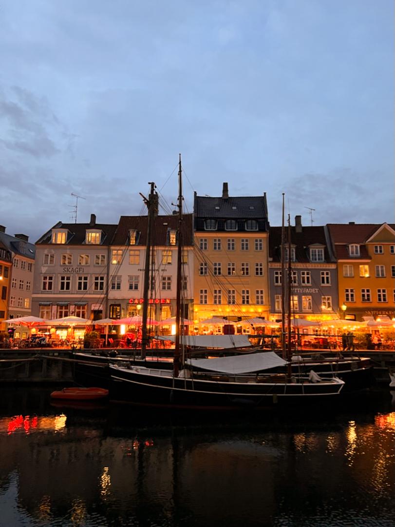 Le port de Nyhavn à Copenhague de nuit