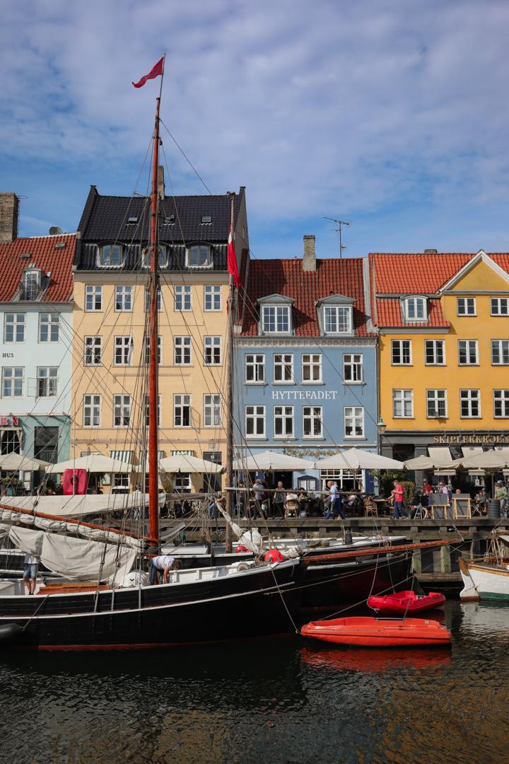 Les bateaux accostés au port de Nyhavn au coeur de Copenhague