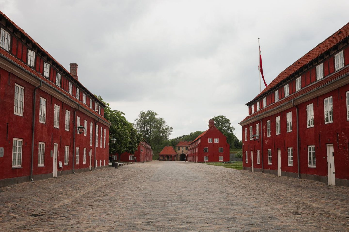 Les bâtiments militaires en brique rouge de la citadelle Kastellet à Copenhague