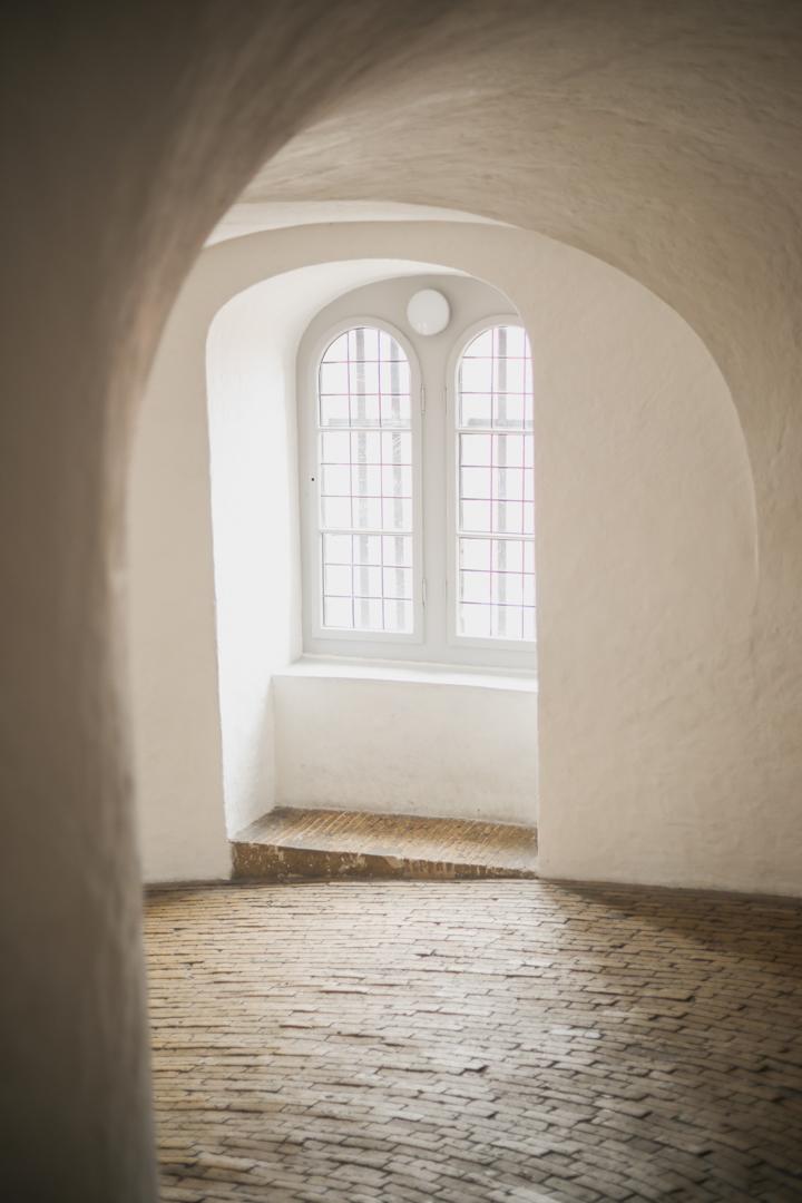 Une fenêtre éclairant l'intérieur en colimaçon de la Rundetårn à Copenhague