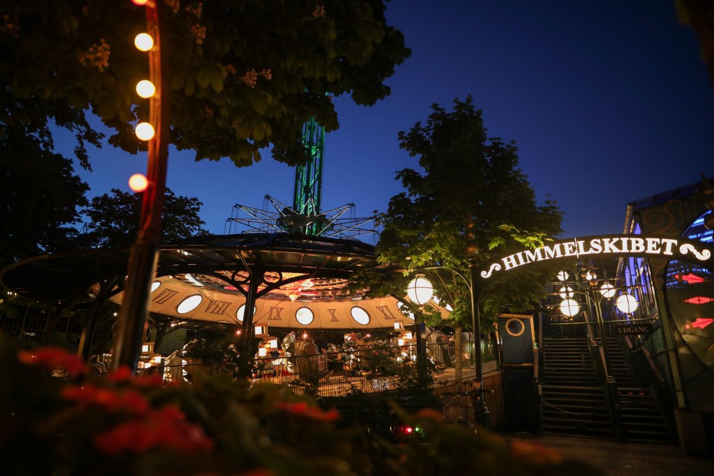 Une attraction dans les jardins de Tivoli, parc d'attraction à visiter à Copenhague