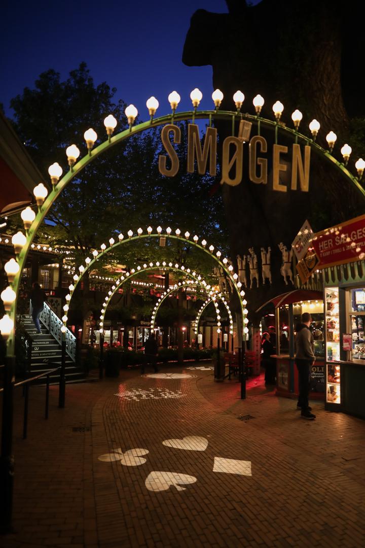 Les ruelles animés du parc de Tivoli à Copenhague à la nuit tombée