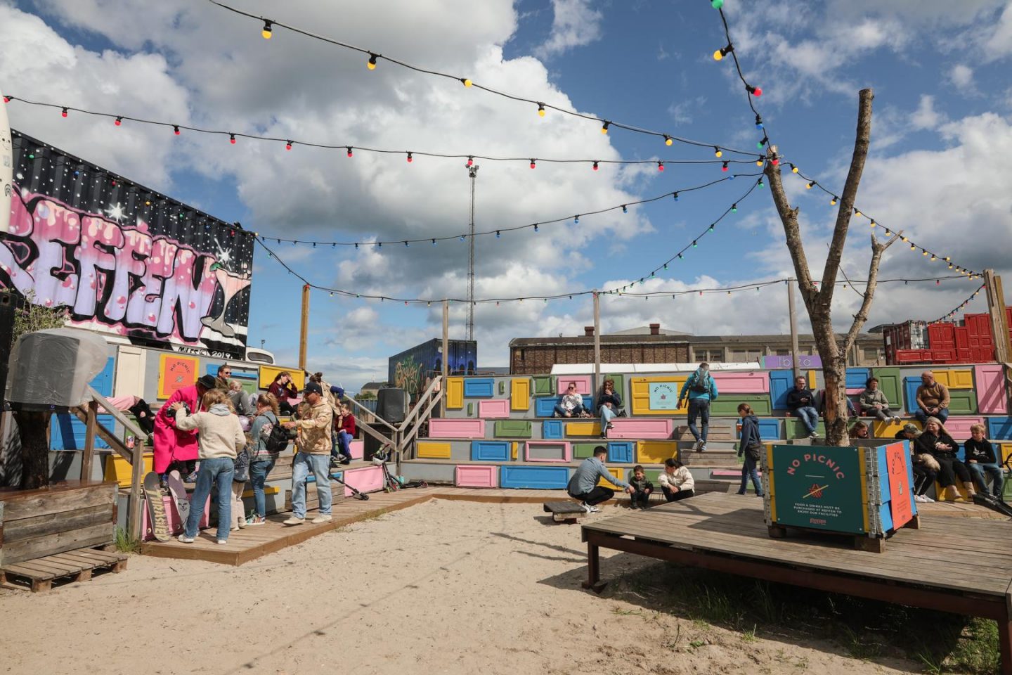 L'intérieur du food court Reffen à Copenhague avec ses espaces de restauration en plein air