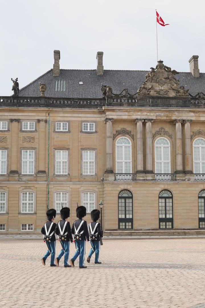 La relève de la garde à midi sur la place d'Amalienborg à Copenhague