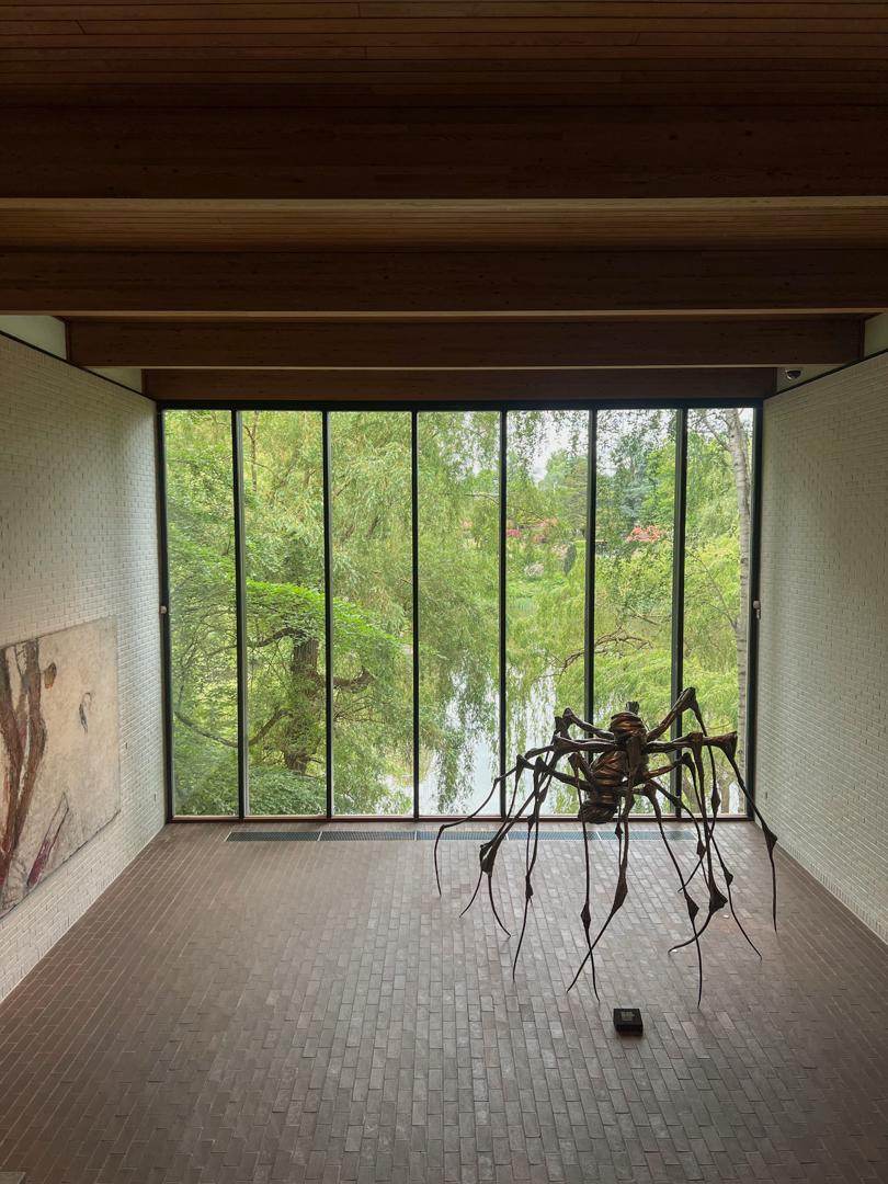 Les salles du musée d'art moderne Christiana à Copenhague avec des oeuvres d'art moderne