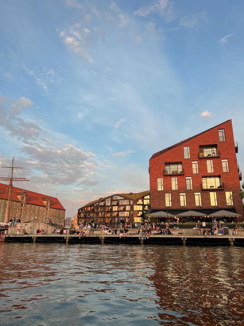 les rives du quartier Papirøen à Copenhague éclairés par le coucher du soleil