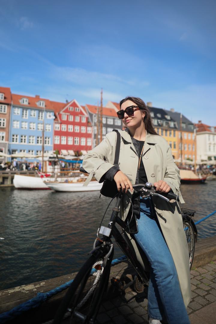 photo street style copenhague à sur le port de Nyhavn