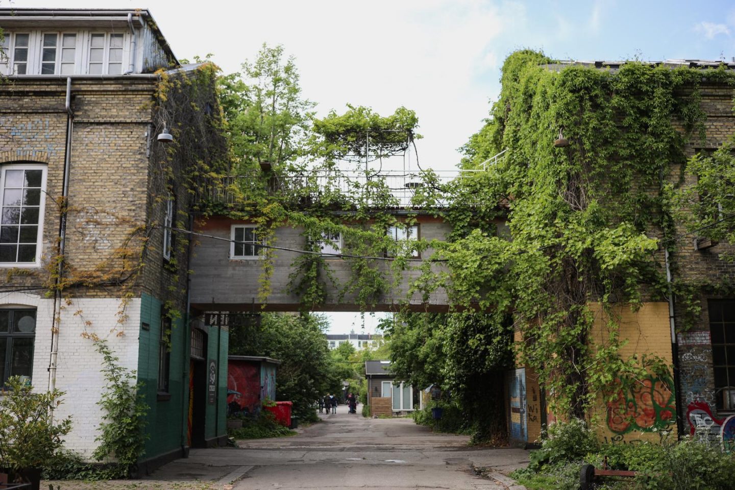 La ville libre et auto-gérée de Christiania et ses bâtiments recouverts de feuilles.