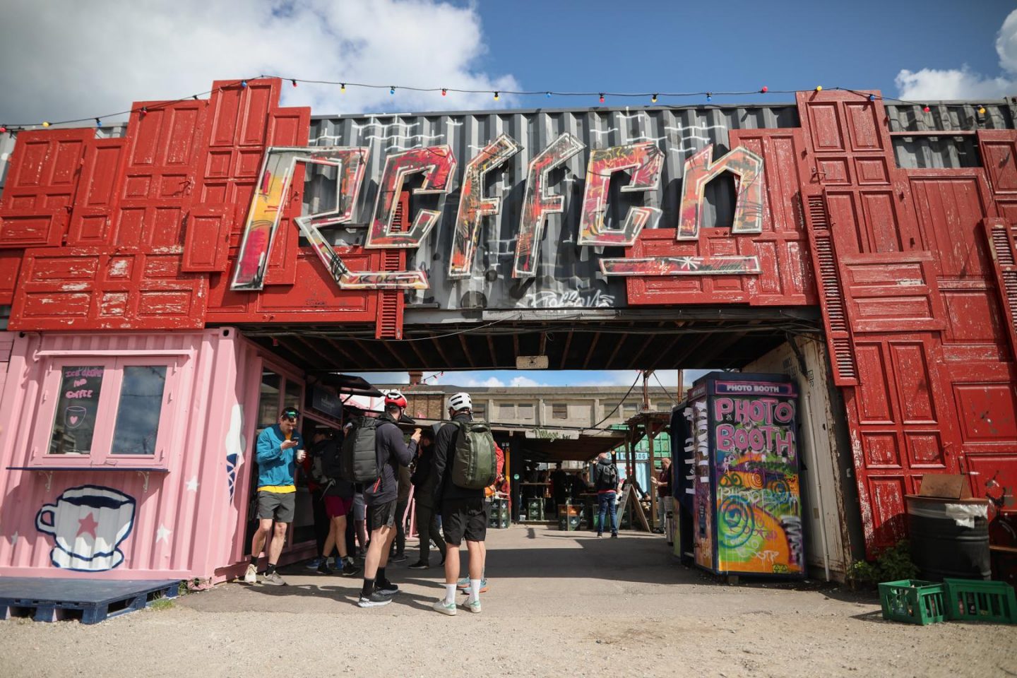 Entrée de Reffen à Copenhague avec des conteneurs colorés et des visiteurs