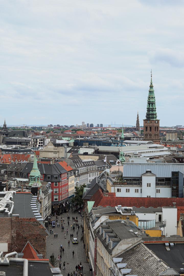 La vue panoramique des toits du centre ville historique de Copenhague du sommet de la Rundetårn