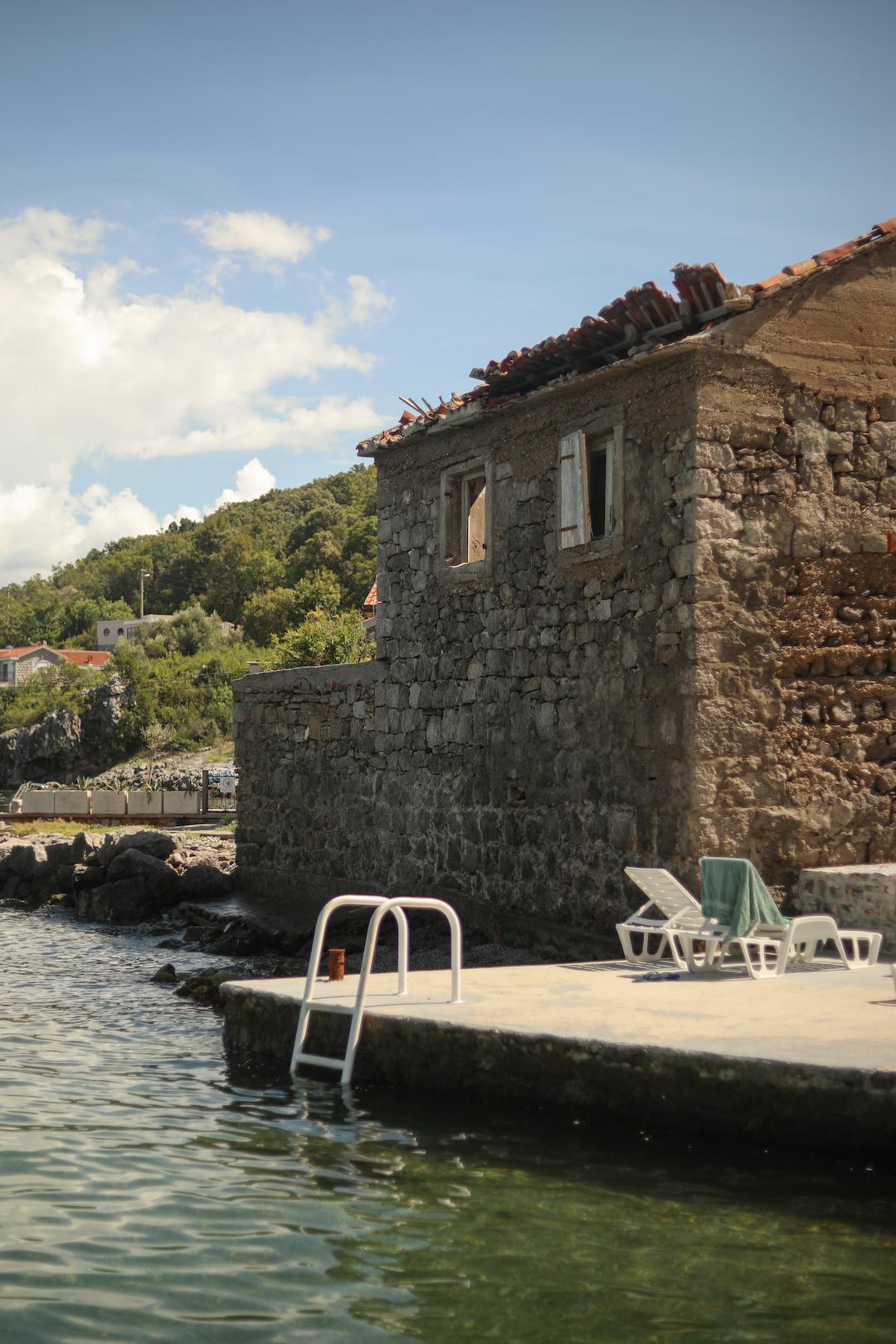 Ponton au bord de la mer à Bjelila sur la péninsule de Luštica au Monténégro