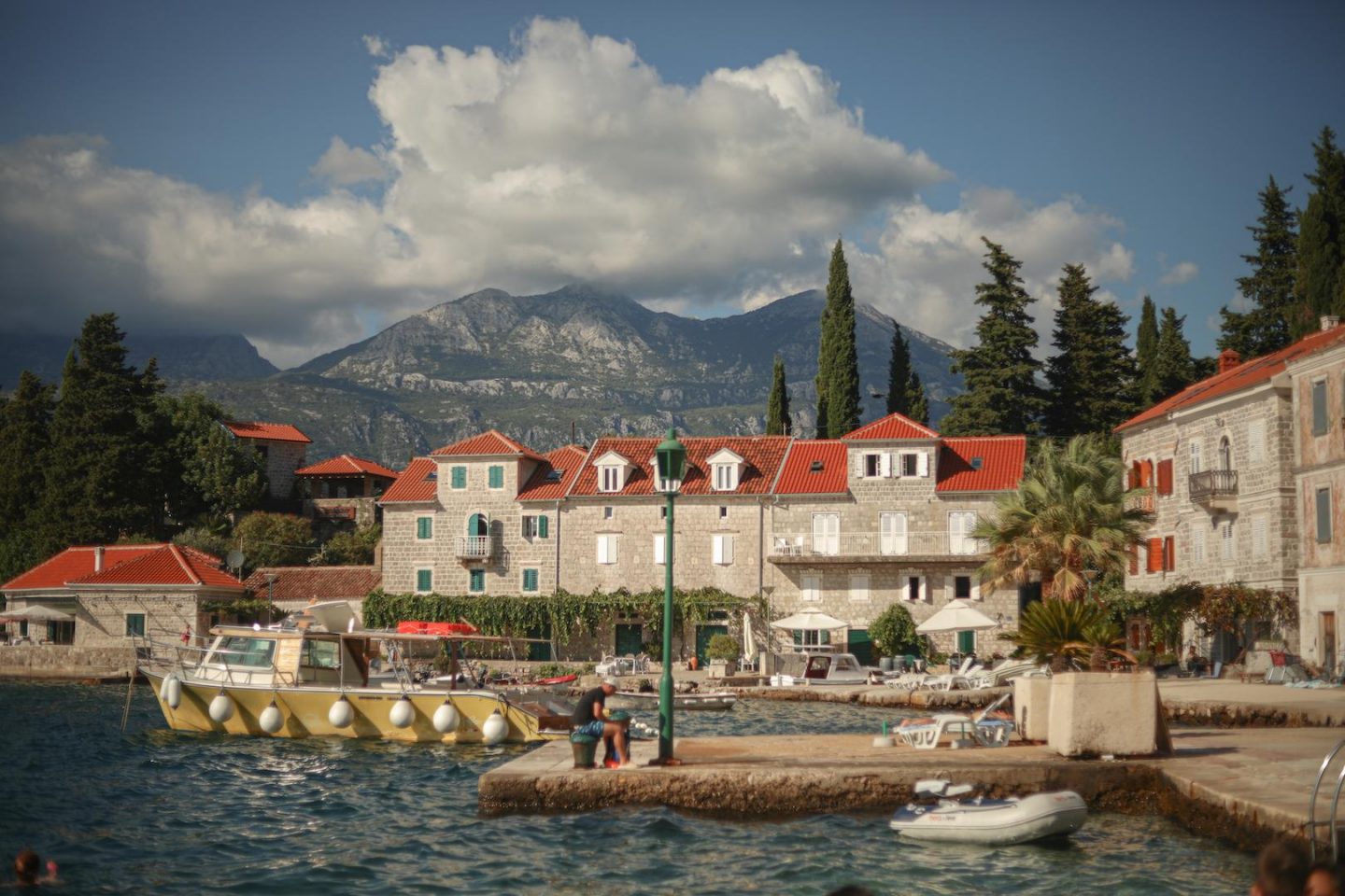 le bord de mer dans le village Rose avec ses maison de pierre typiques
