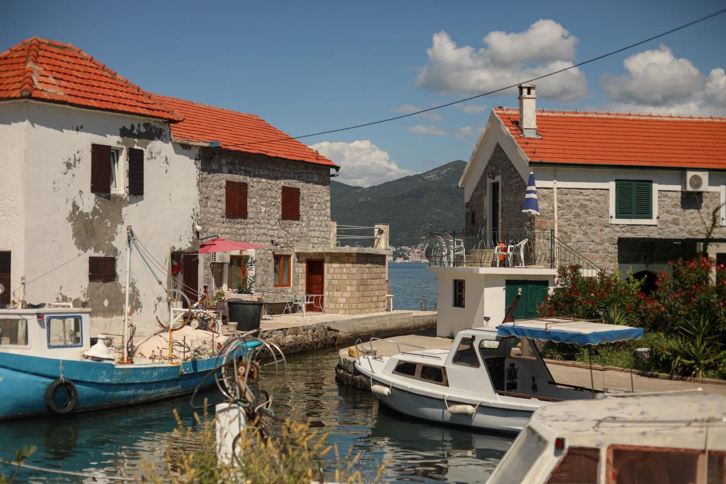 Le port et ses petits bateaux du village Bjelila sur la péninsule de Luštica