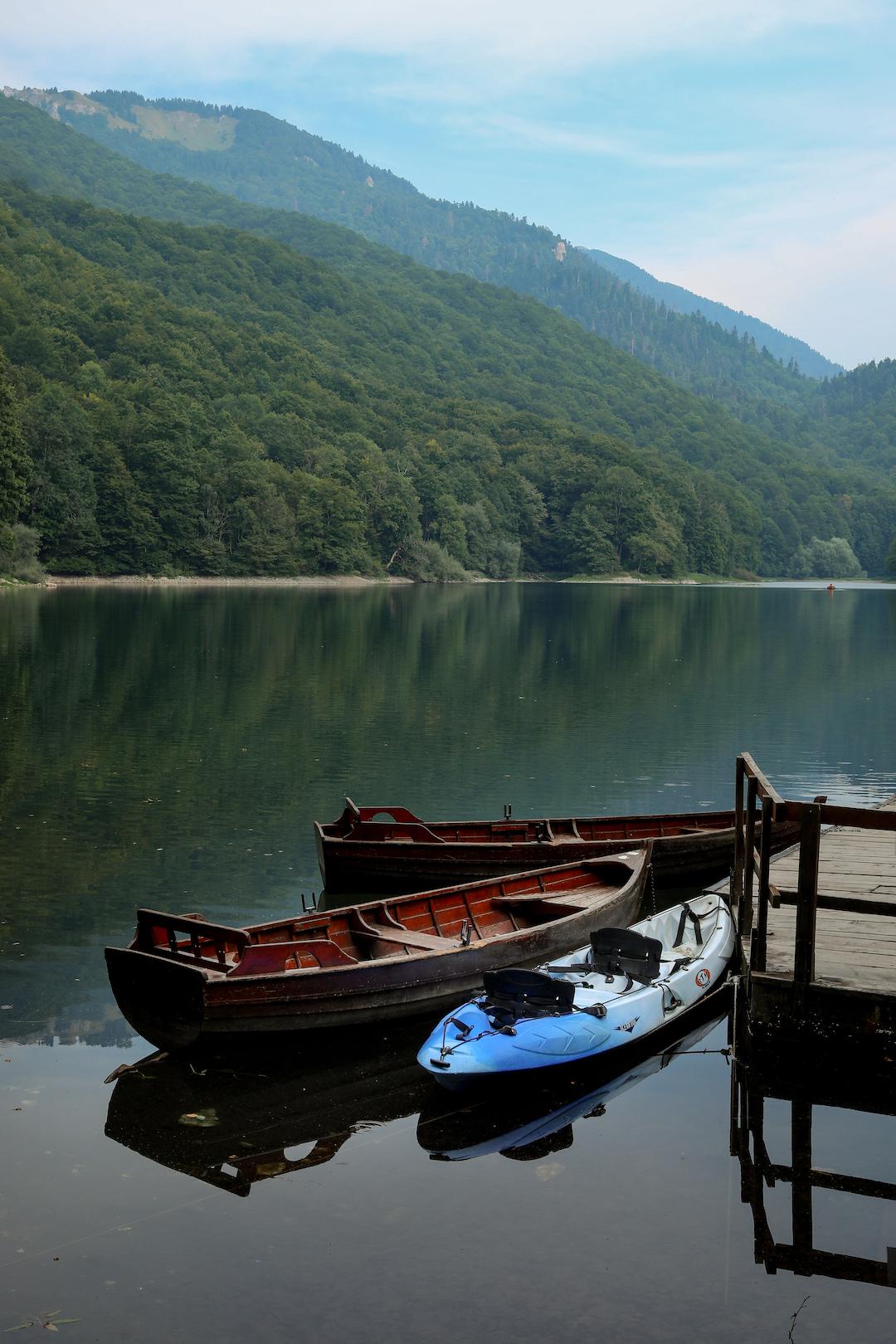Location de barques et de kayak dans le parc de Biogradska Gora au Monténégro