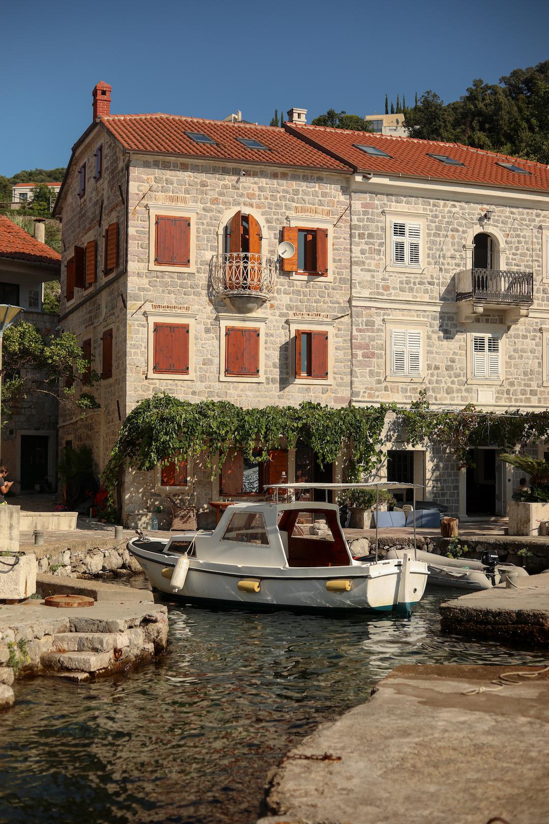 Le petit port du village Rose au Monténégro