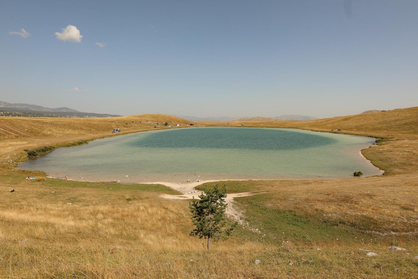 Vue du lac Vrazje avec son eau turquoise dans le parc du Durmitor
