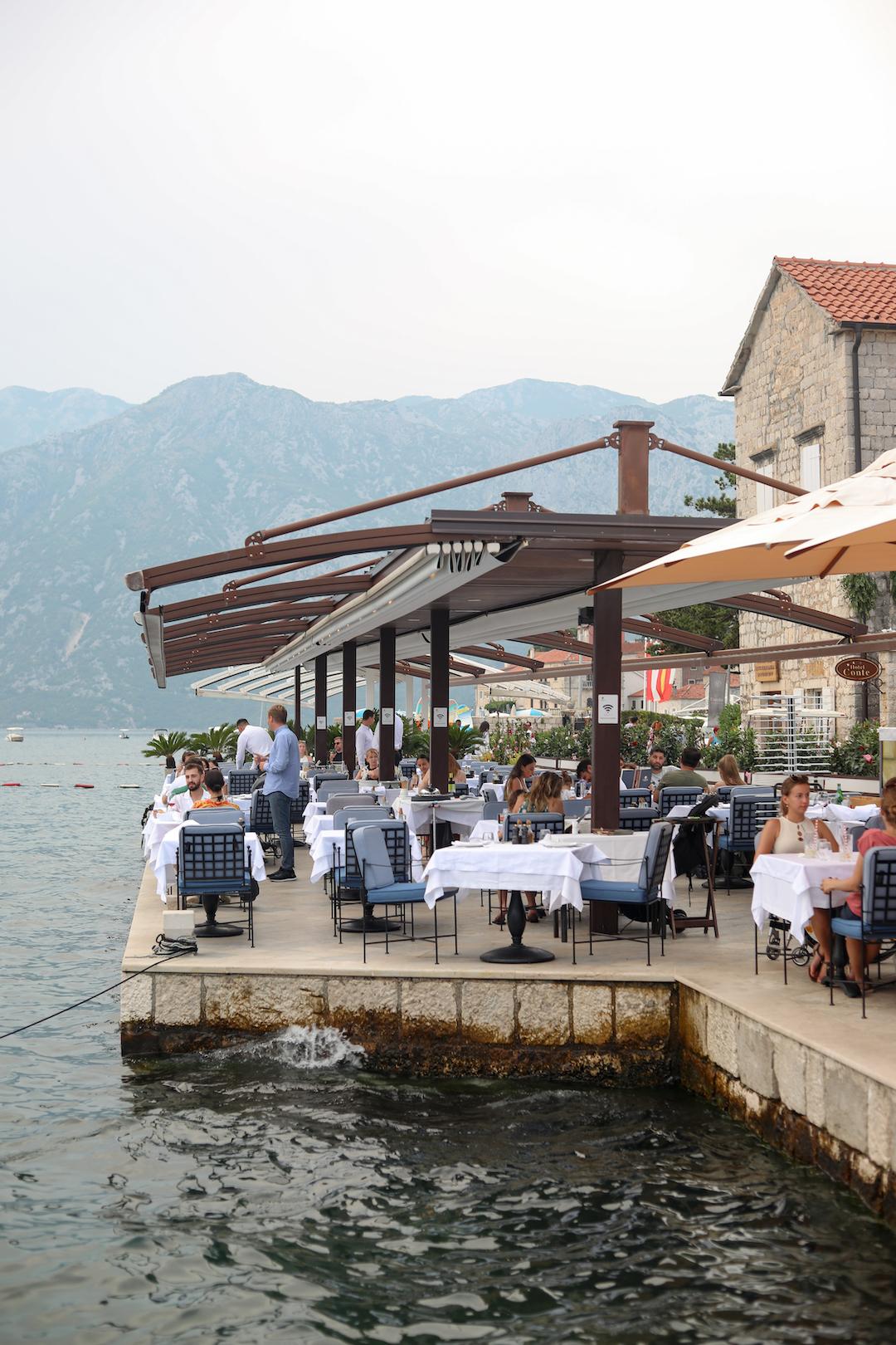 Restaurant au bord de la mer à Perast