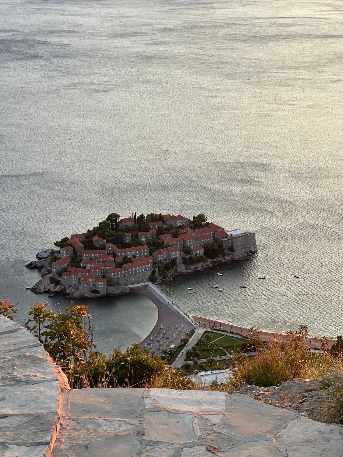 La vue de Sveti Stefan depuis St. Sava Church