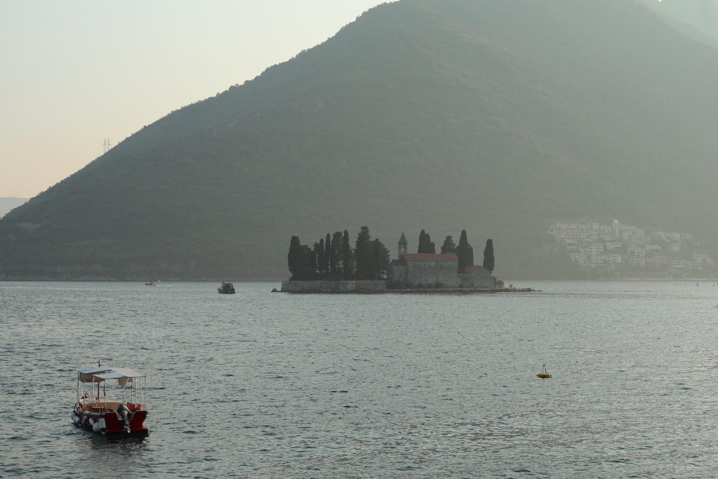 l'île Saint-Georges à Perast baigné de soleil