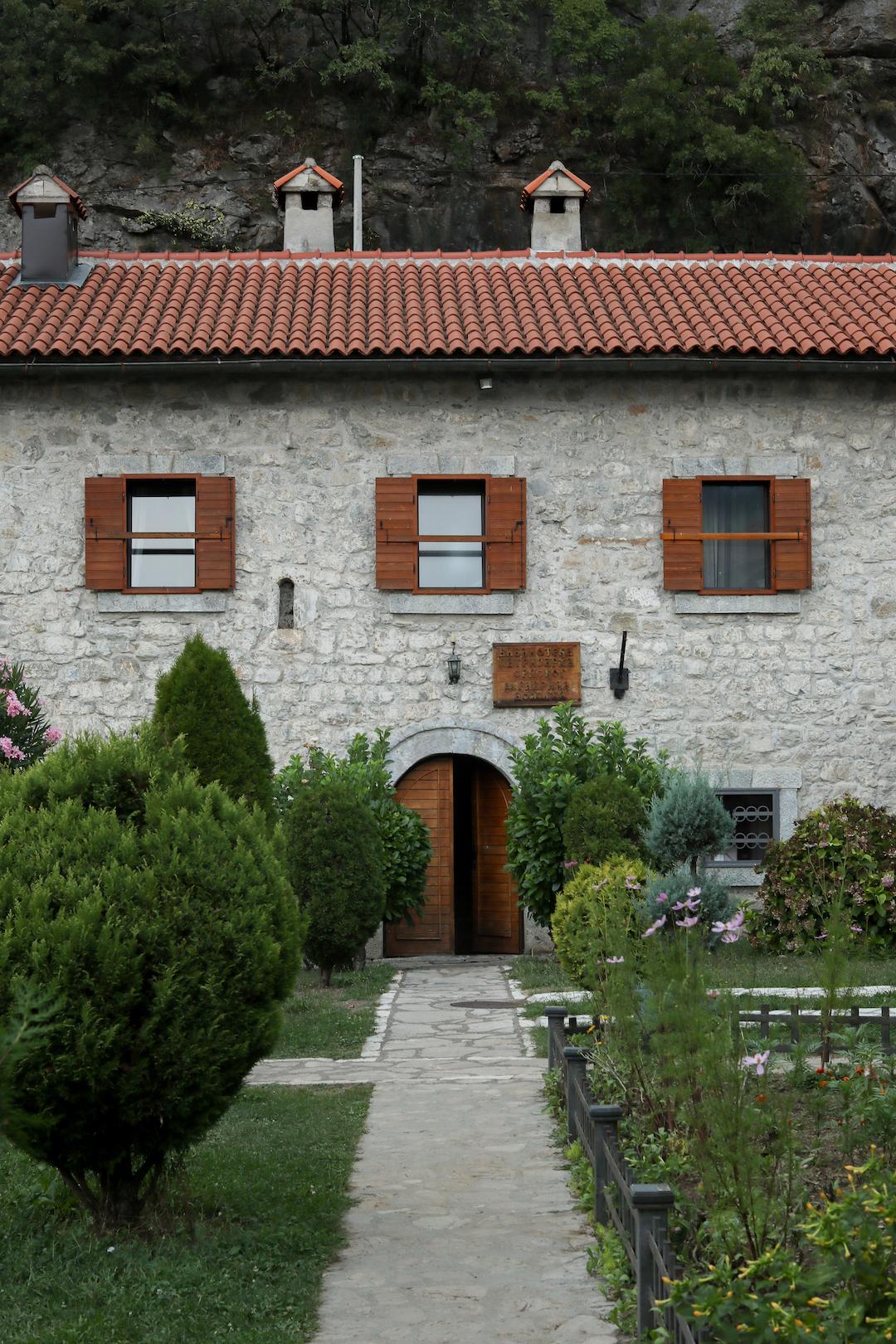 visite de l'intérieur du Monastère de la Morača au Monténégro