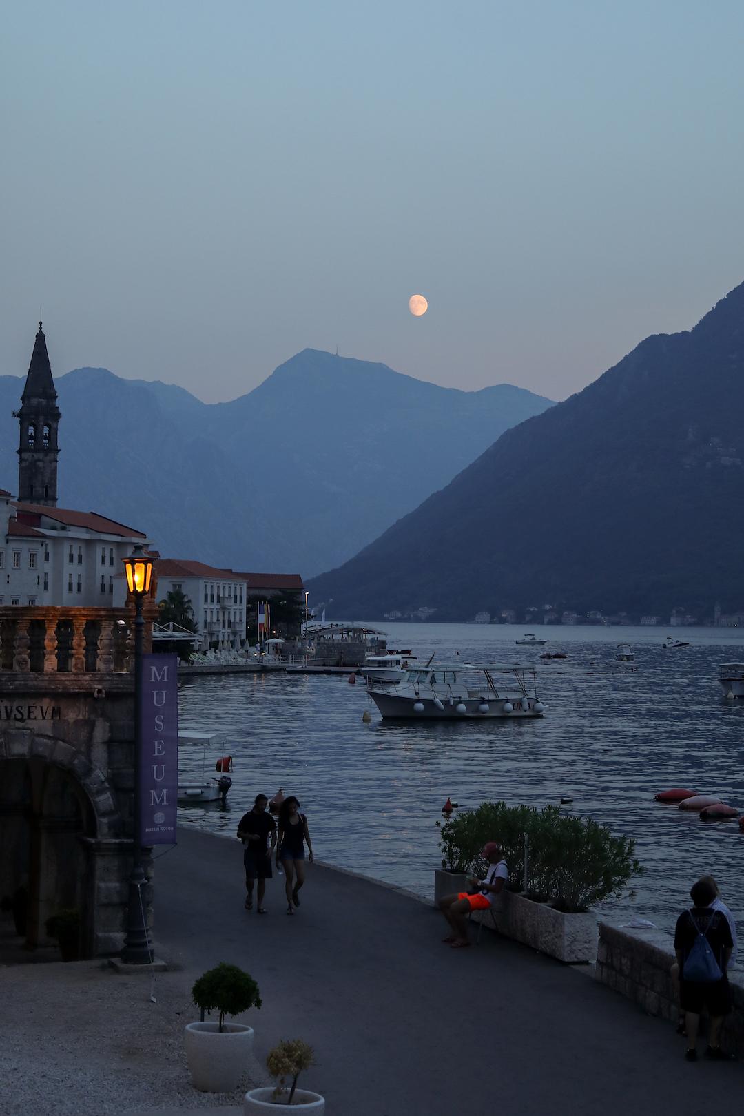 Perast de nuit avec le levé de lune au dessus des montagnes