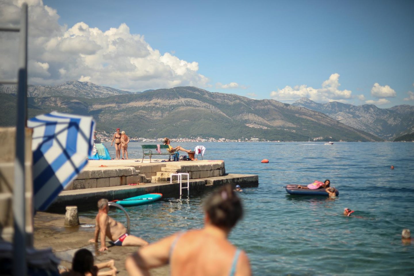 Les rives du village Bjelila sur la péninsule de Luštica