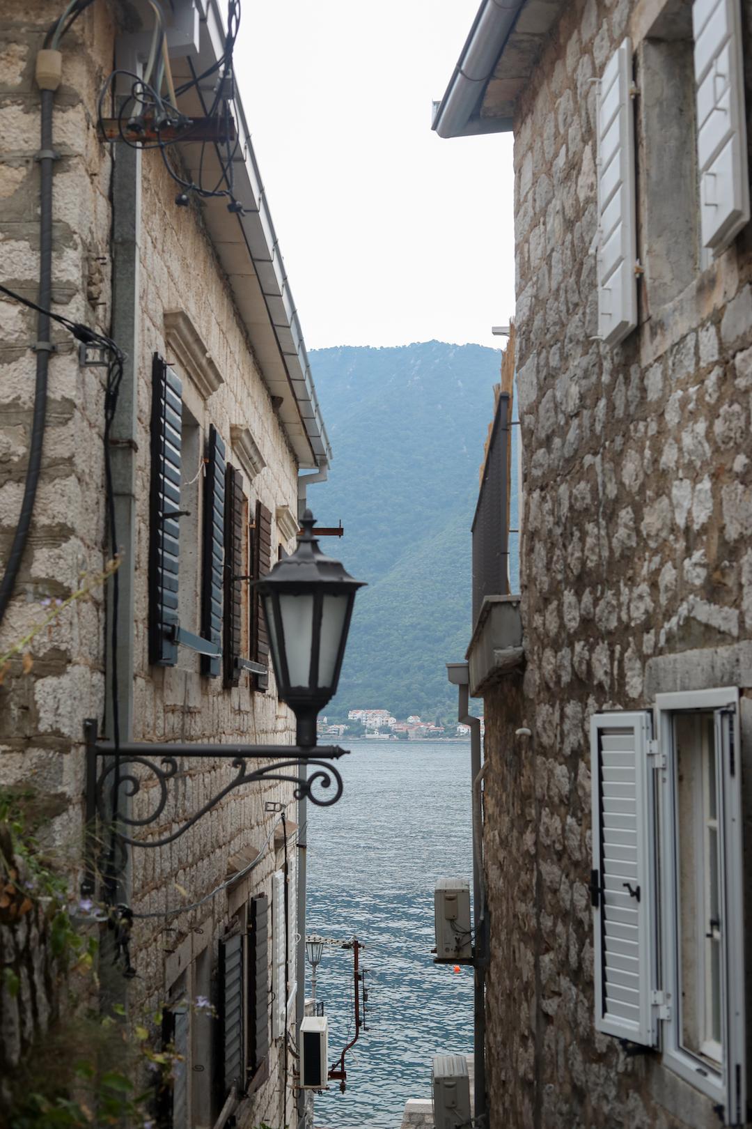 Les ruelles de Perast avec vu sur les bouches de Kotor
