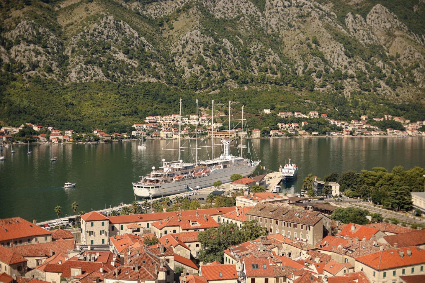 un bateau de croisière dans le port de kotor