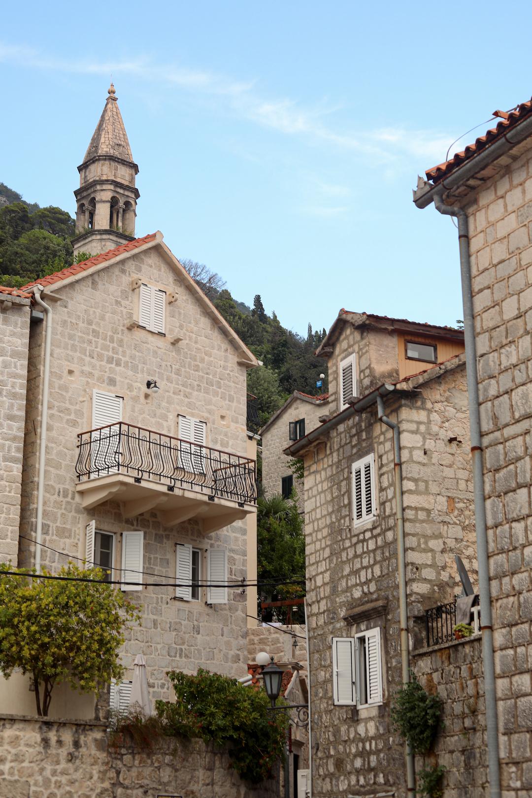 Les bâtiments en pierre typique du Monténégro à Perast