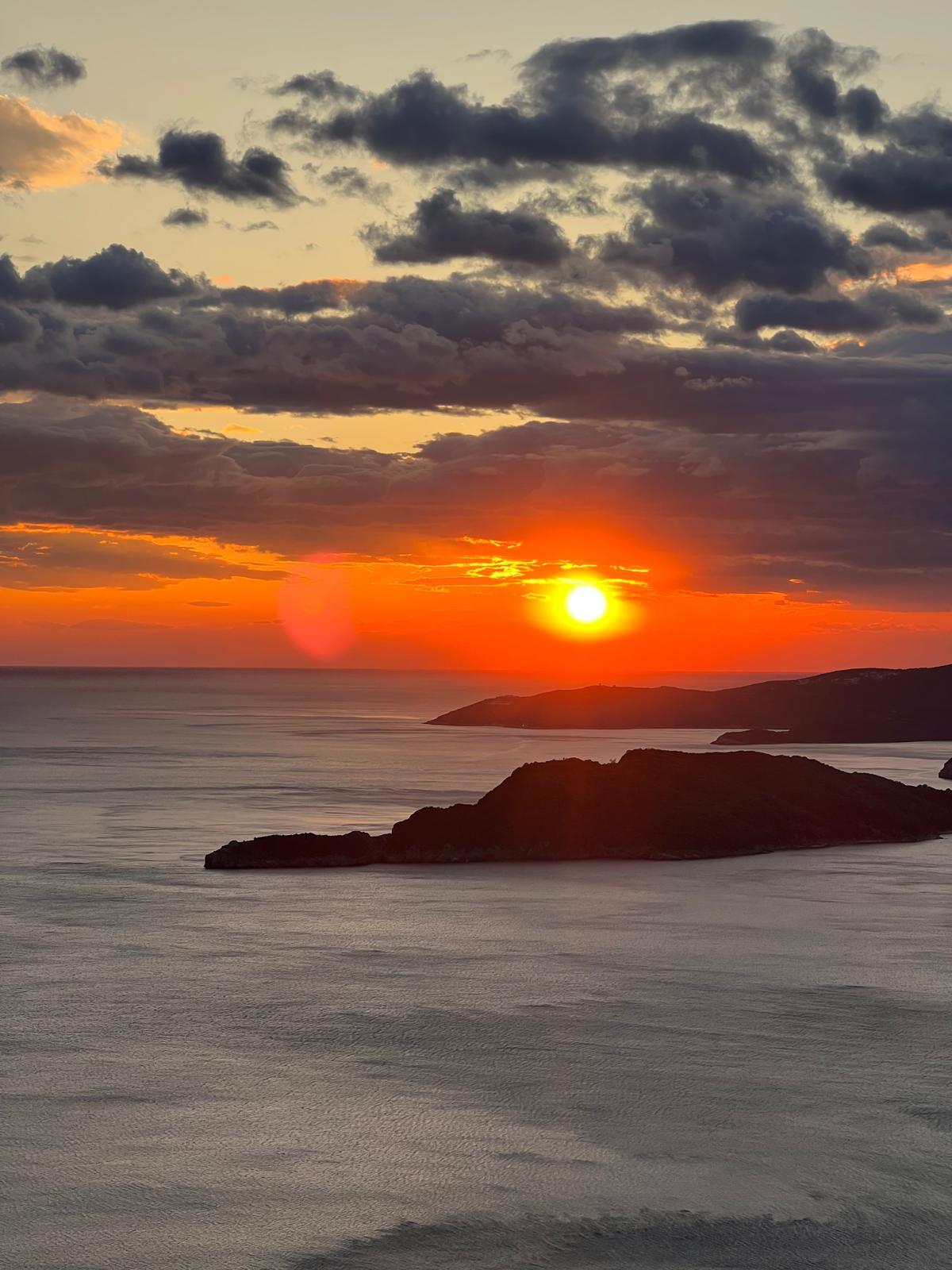 Le coucher de soleil depuis St. Sava Church
