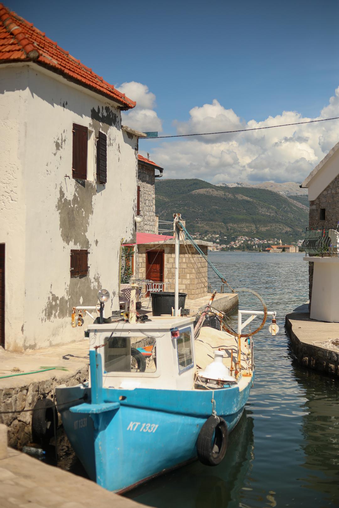Un bateau de pêcheur à Bjelila sur la péninsule de Luštica au Monténégro