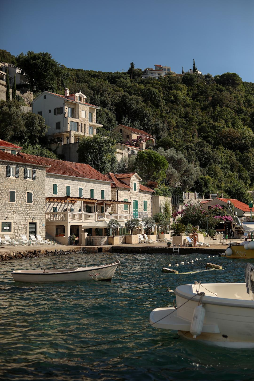 Visite du village de Rose au Monténégro