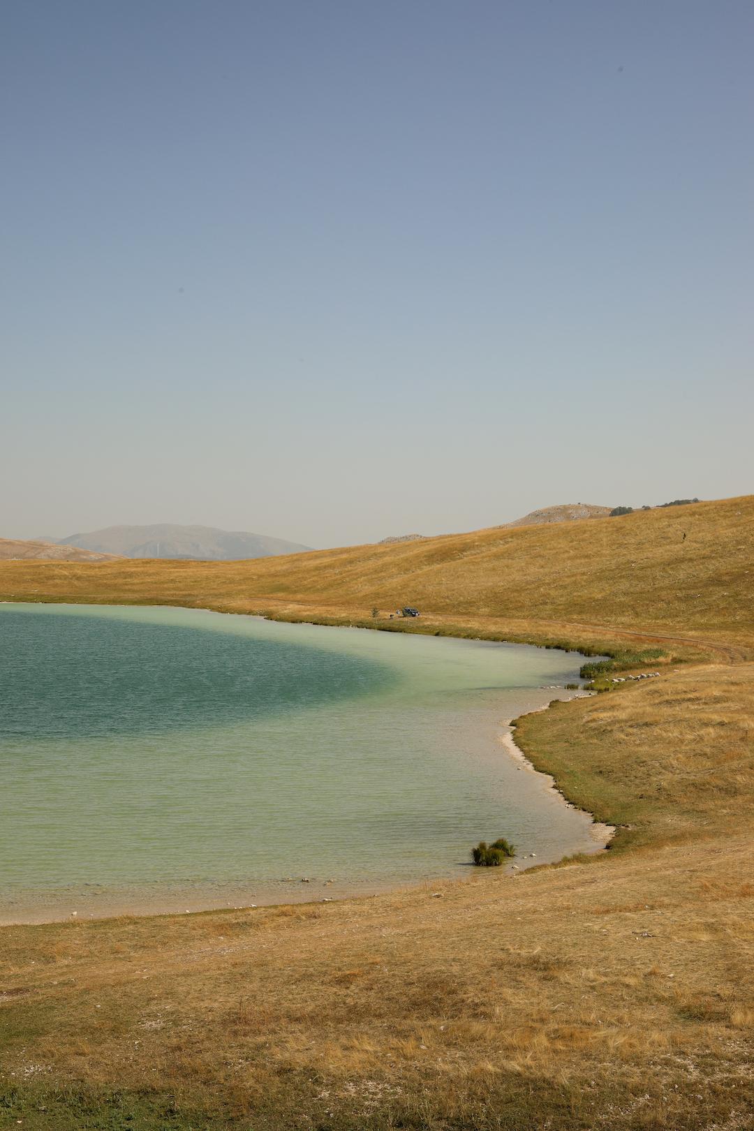 Les rives du lac Vrazje avec son eau turquoise 