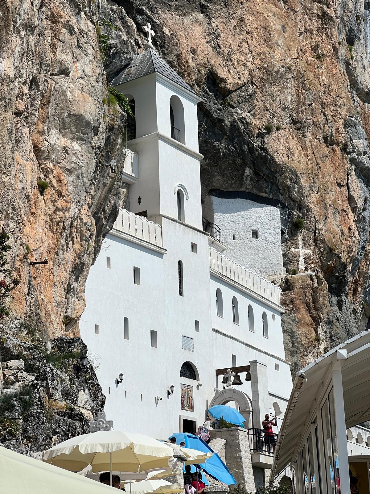 Le monastère d'Ostrog sculpté dans la roche