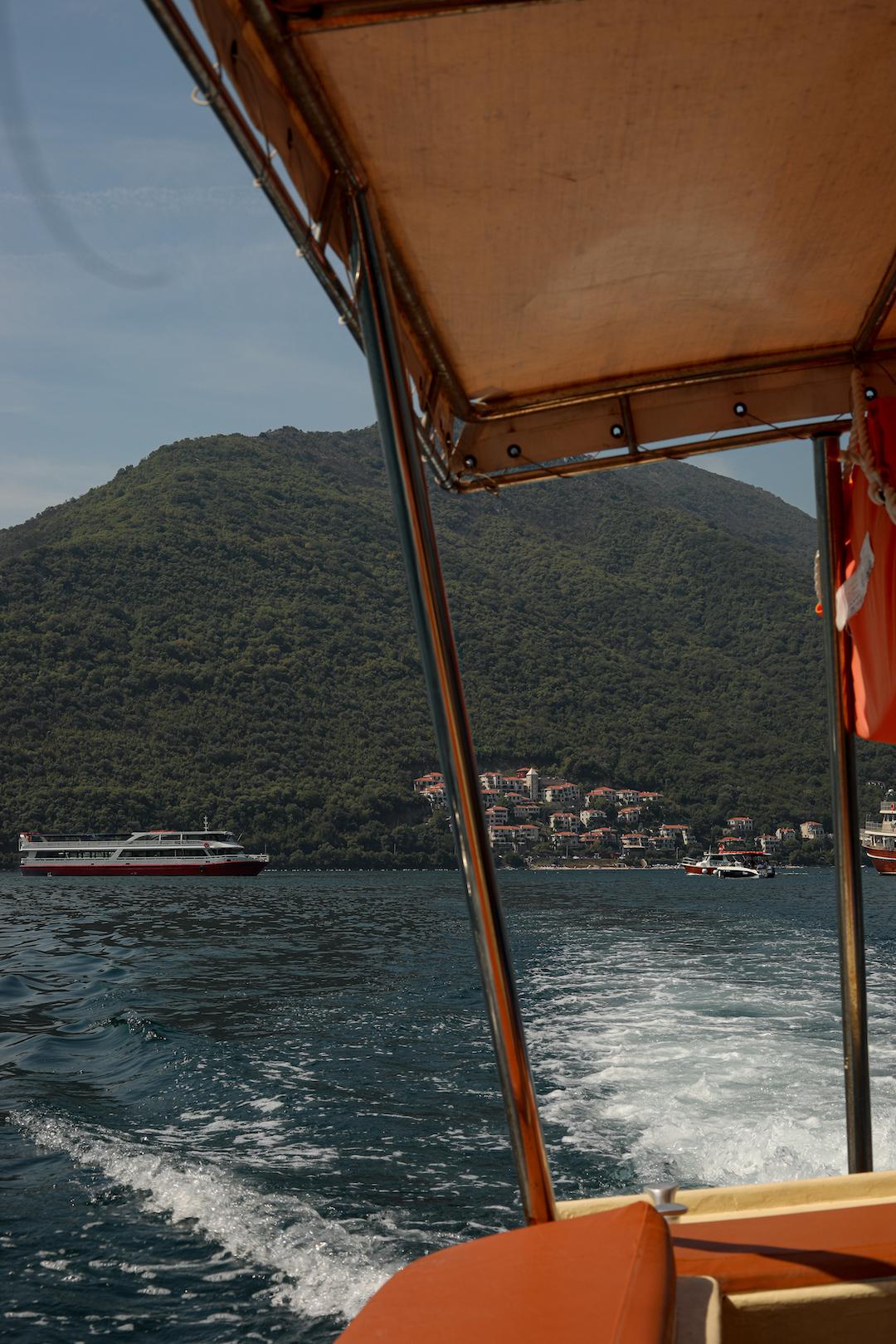 Traversée en taxi bateau entre Perast et l'île Notre-Dame-Des-Roches