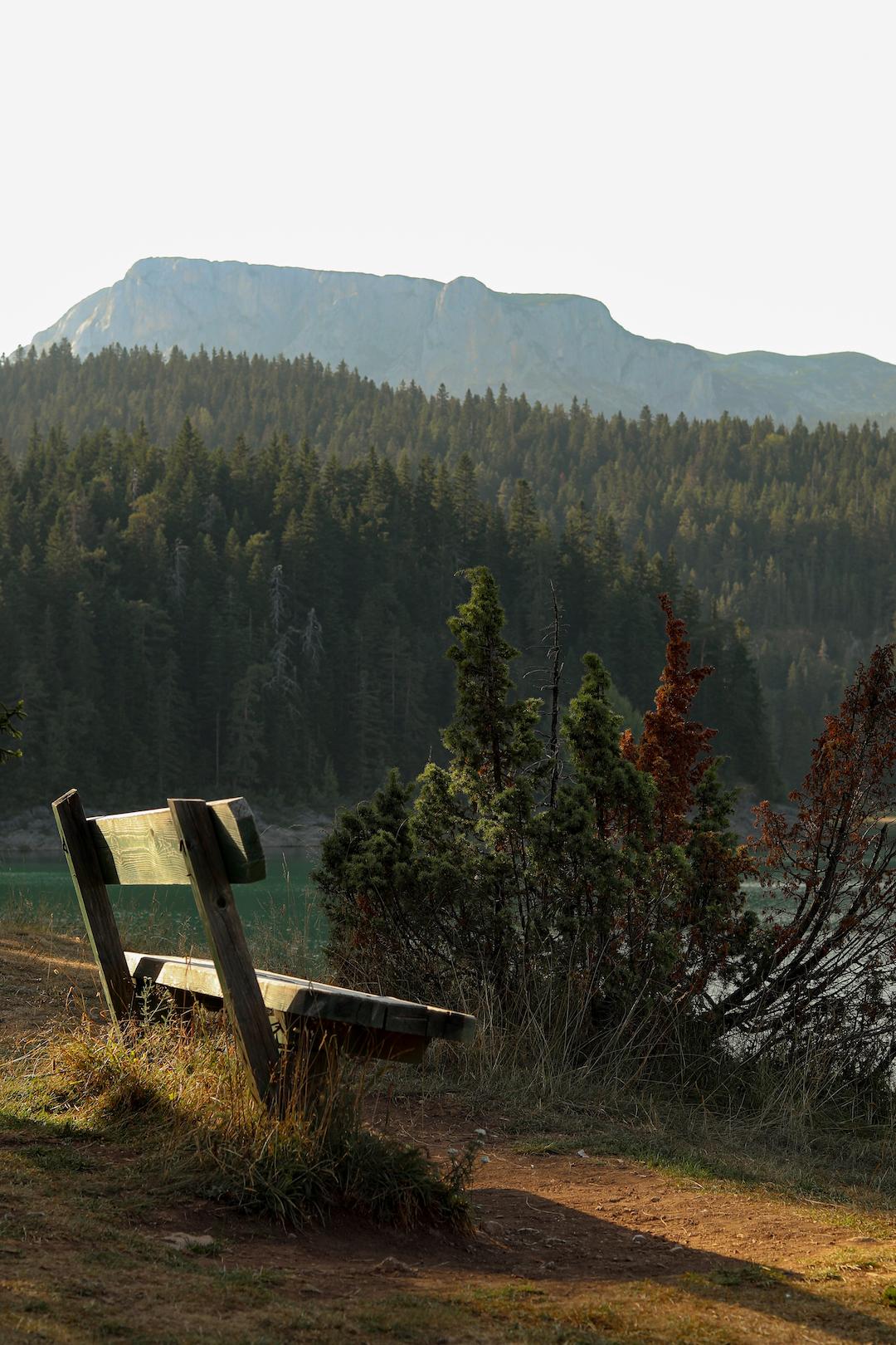 Un banc au soleil face au Black Lake au Monténégro