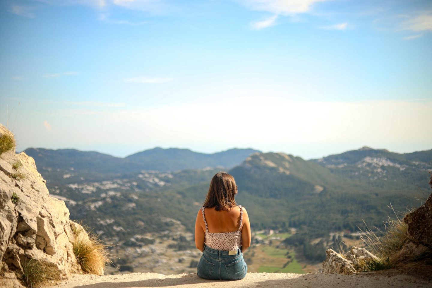 Pose avec le panorama en fond depuis le mausolée Njegoš