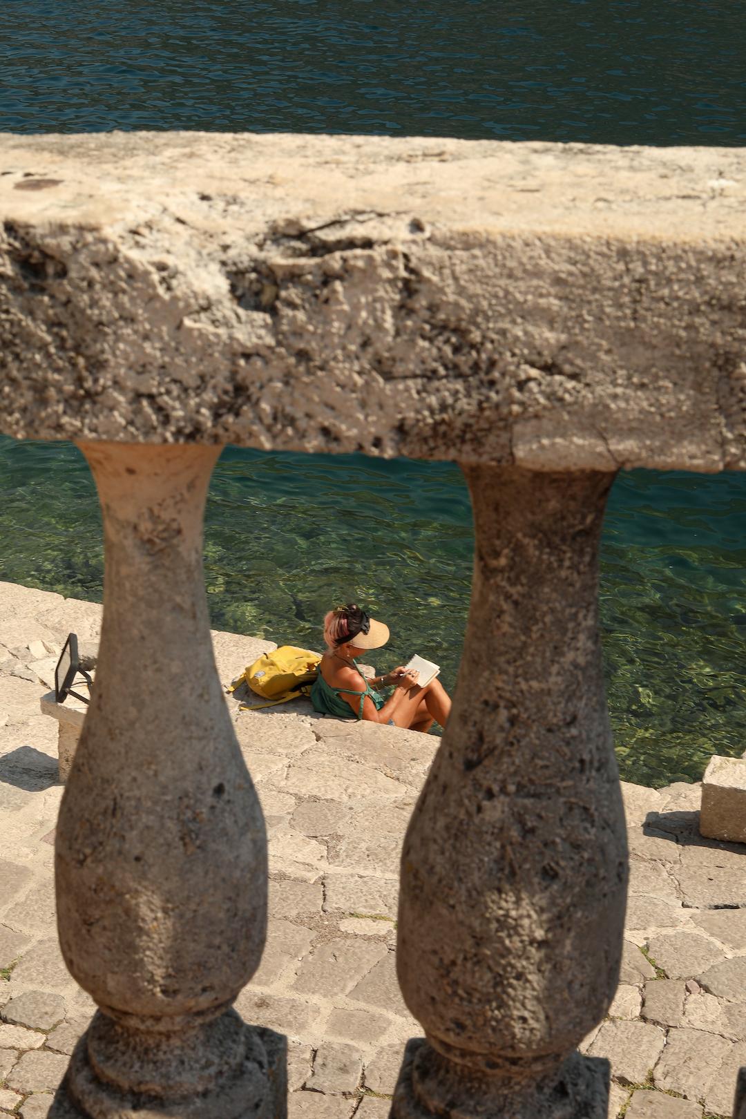 Femme lisant un livre sur l'île Notre-Dame-des-Roches