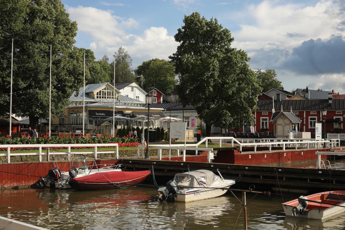 le port du village de naantali