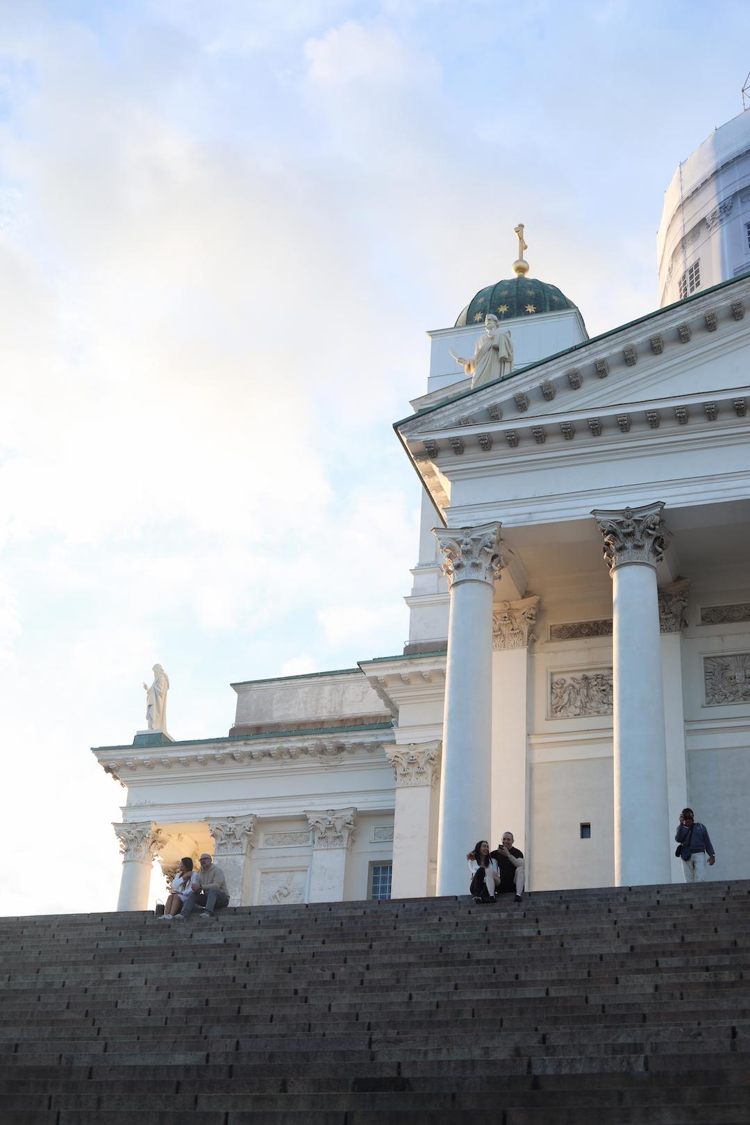 les escaliers et la façade de la cathédrale luthérienne d'Helsinki